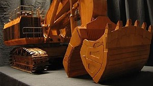 Представлена невероятно точная деревянная модель экскаватора Caterpillar